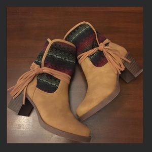 Fold Over Fringe Ankle Boot. Women’s Size 7 1/2